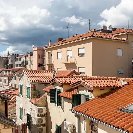 Coziness In The Center Split