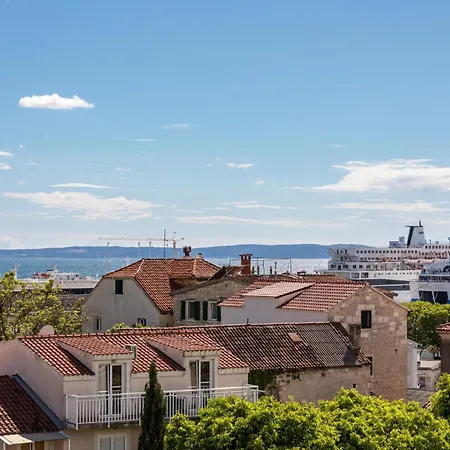 Coziness In The Center Apartment Split